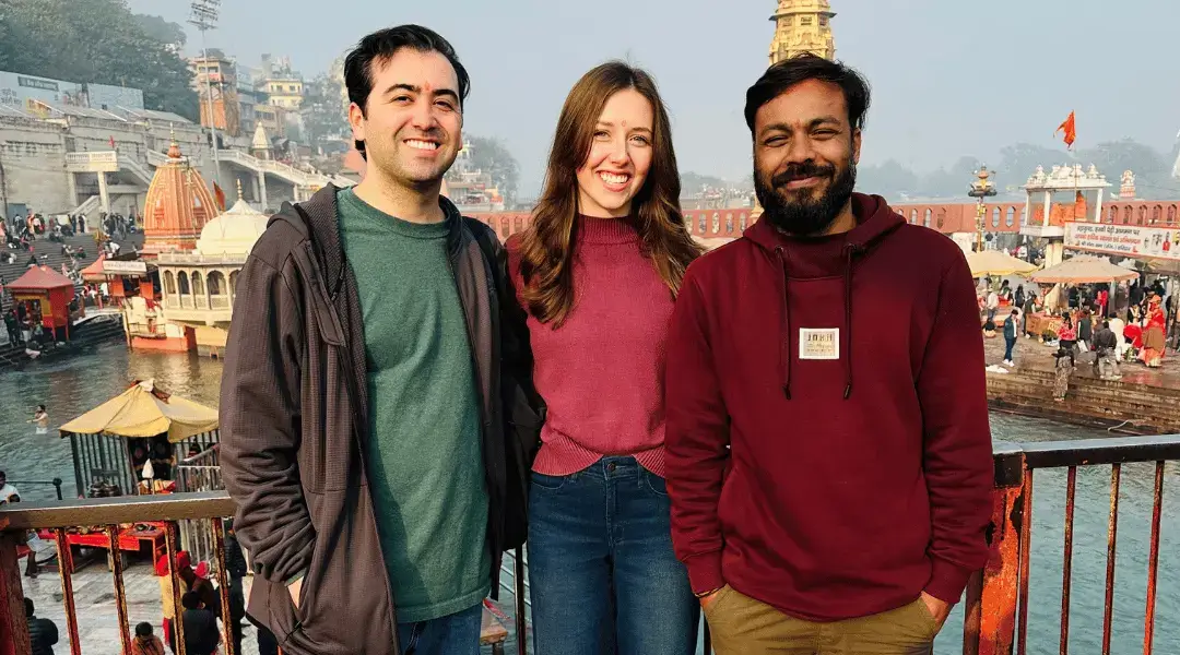 Travel Guide (sunny) With Client